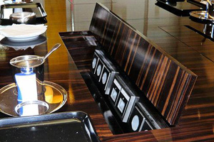 Konferenztisch_steckdosenleiste